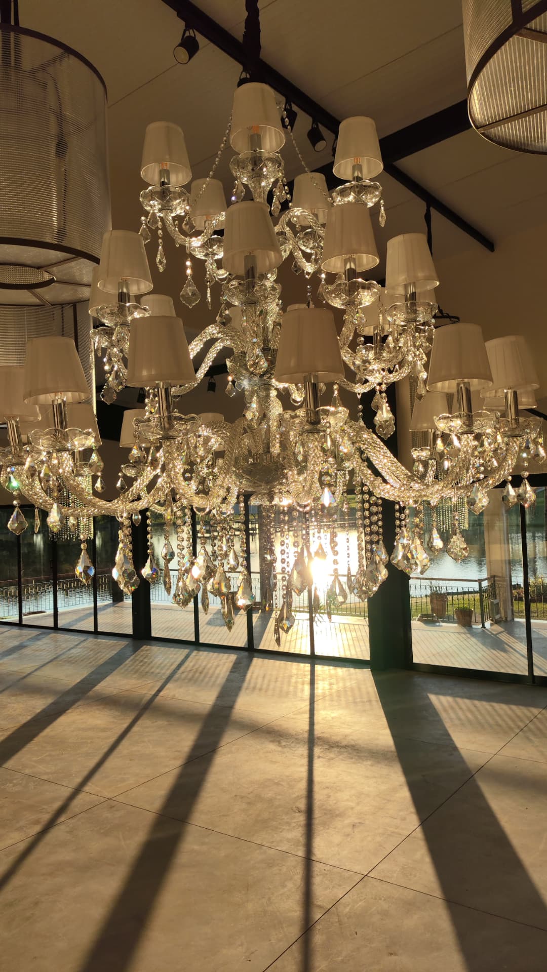 Lustre de cristal do salão com luz dourada